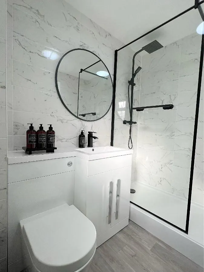 Stunning Apartment In Beckton With Private Entrance contacts
